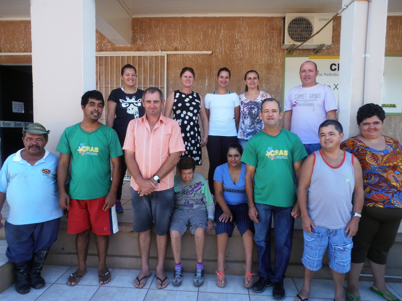 Grupo de pessoas com Deficiência em confraternização